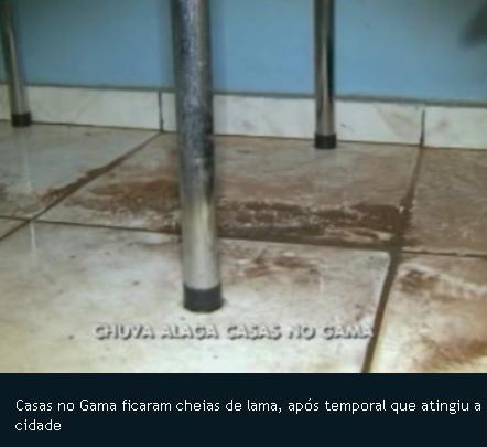 Chuva alaga casas no Gama