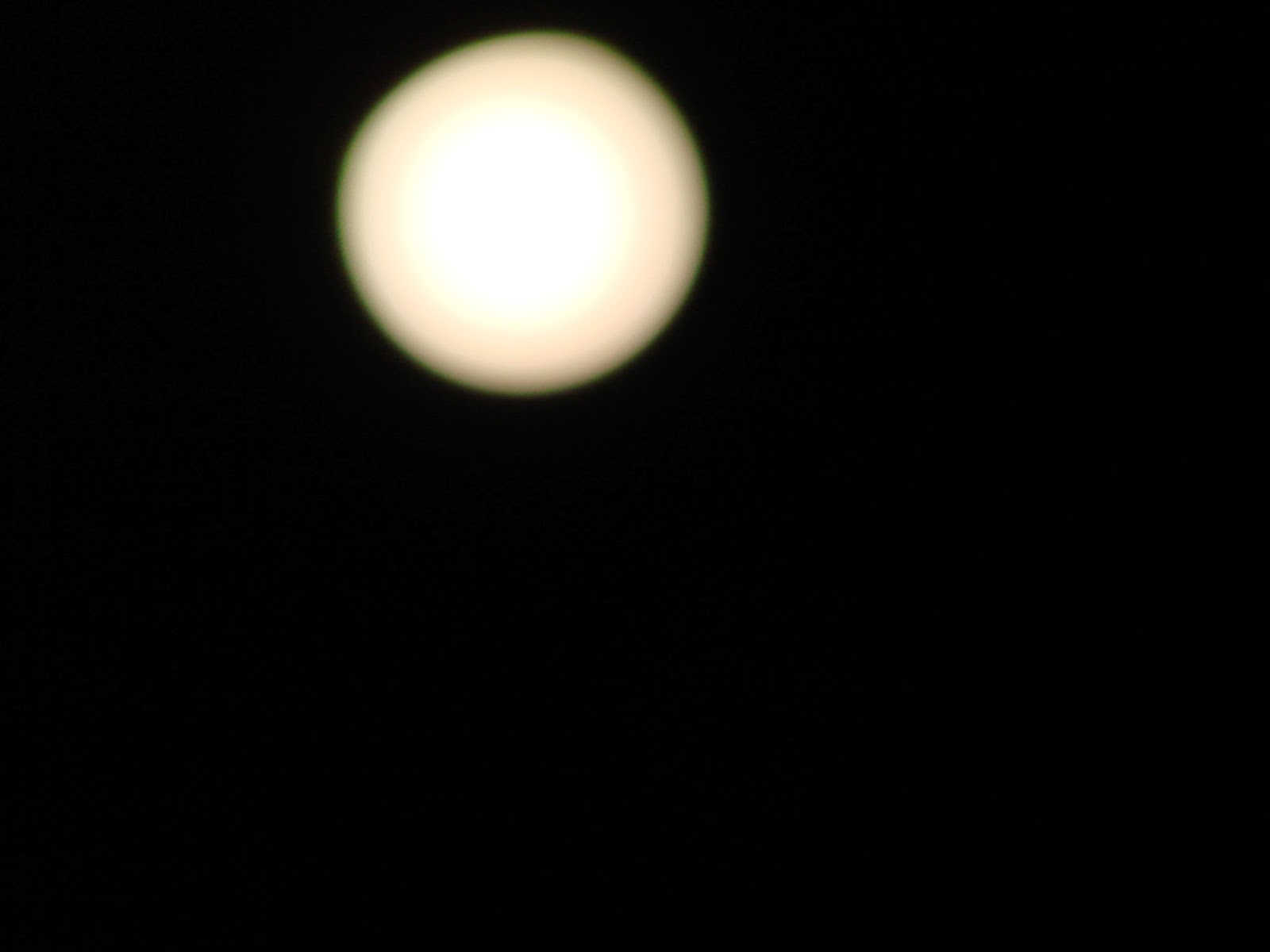 A partir da 0h15 desta sexta (13/6) a CEB deixou sem luz várias quadras do Setor Leste do Gama. Cerca de duas horas levou o apagão. Todo apagão, principalmente quando ocorre à noite, deixa as pessoas revoltadas. Mas o dessa noite só me irritou um pouquinho, apesar da apreensão natural de como teria reagido o meu computador ao “prego” da energia. Diz o ditado, que se lhe derem um limão você deve fazer uma gostosa limonada. A CEB me deu a escuridão total. Como escuridão não é limão, para se fazer limonada, aproveitei essa escuridão para apreciar a lua cheia e bonita dessa noite. Deu até para fotografar. Máquina simples, mas a foto valeu. Obrigado, Dona CEB! Mas vê se não exagera, tá?