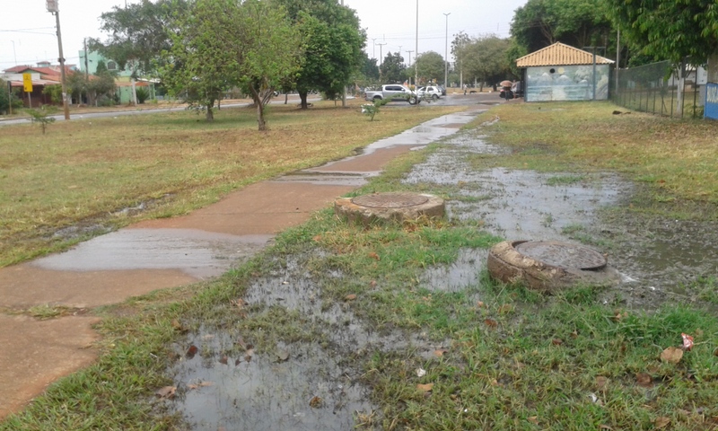 Esgoto a céu aberto irrita moradores no Setor Sul do Gama