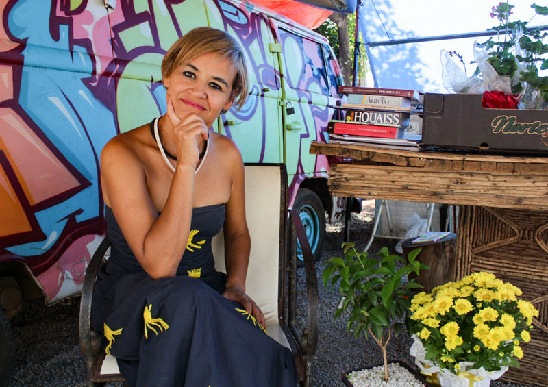 Em kombi, projeto estimula o hábito de leitura