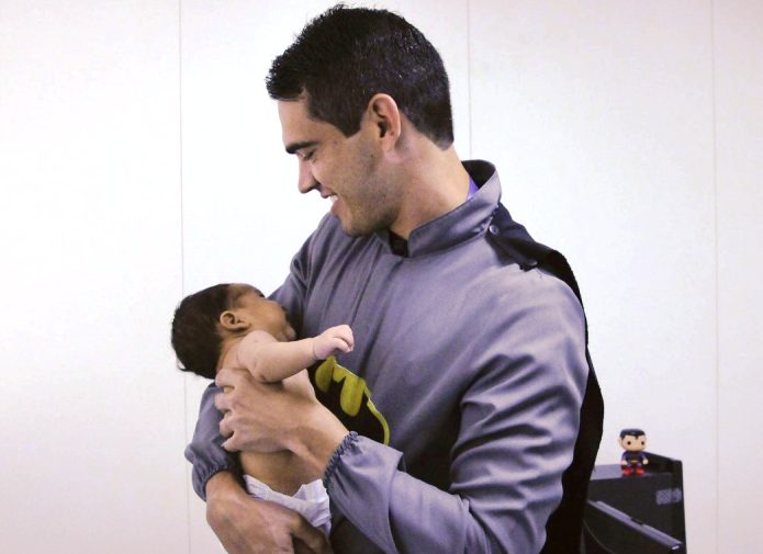 Superpediatra alegra crianças em consultas no Hospital Regional do Gama