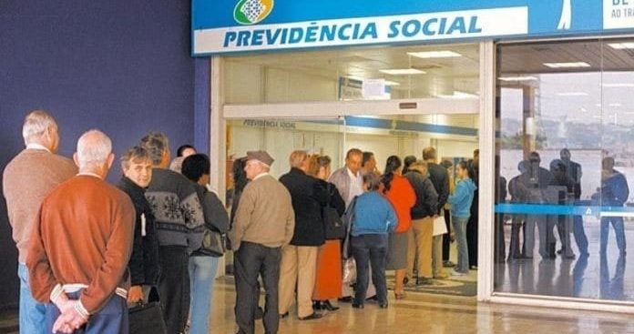 Idosos e pessoas com deficiência são os mais prejudicados por fila do INSS