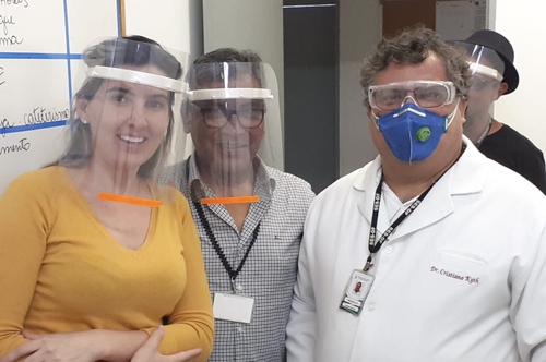 Dentista da UBS 5 do Gama produz máscara modelo Face Shield