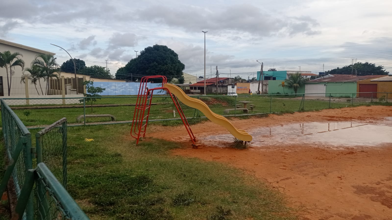 Morador reclama da falta de manutenção em parquinho no Gama