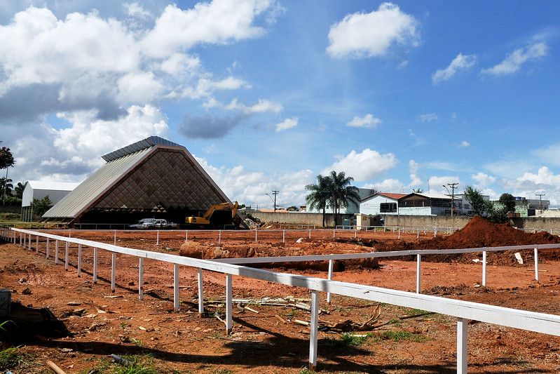 Máquinas começam a trabalhar na perfuração do terreno para instalar as estacas que farão parte da fundação da nova escola. E operários retiram a antiga estrutura da cobertura | Foto: Acácio Pinheiro/Agência Brasília