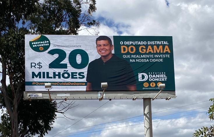 Daniel Donizet faz propaganda em outdoor e distribui panfletos no Gama