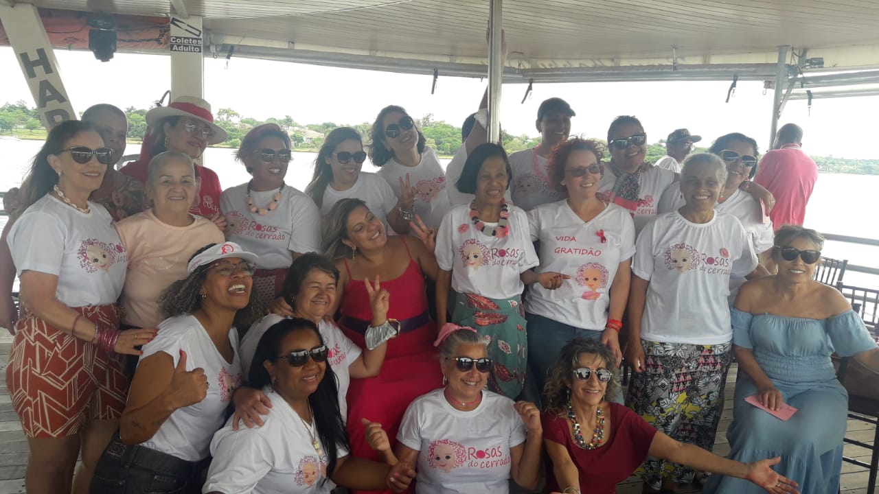 Rosas do Cerrado promovem passeio no lago Paranoá para mulheres com câncer