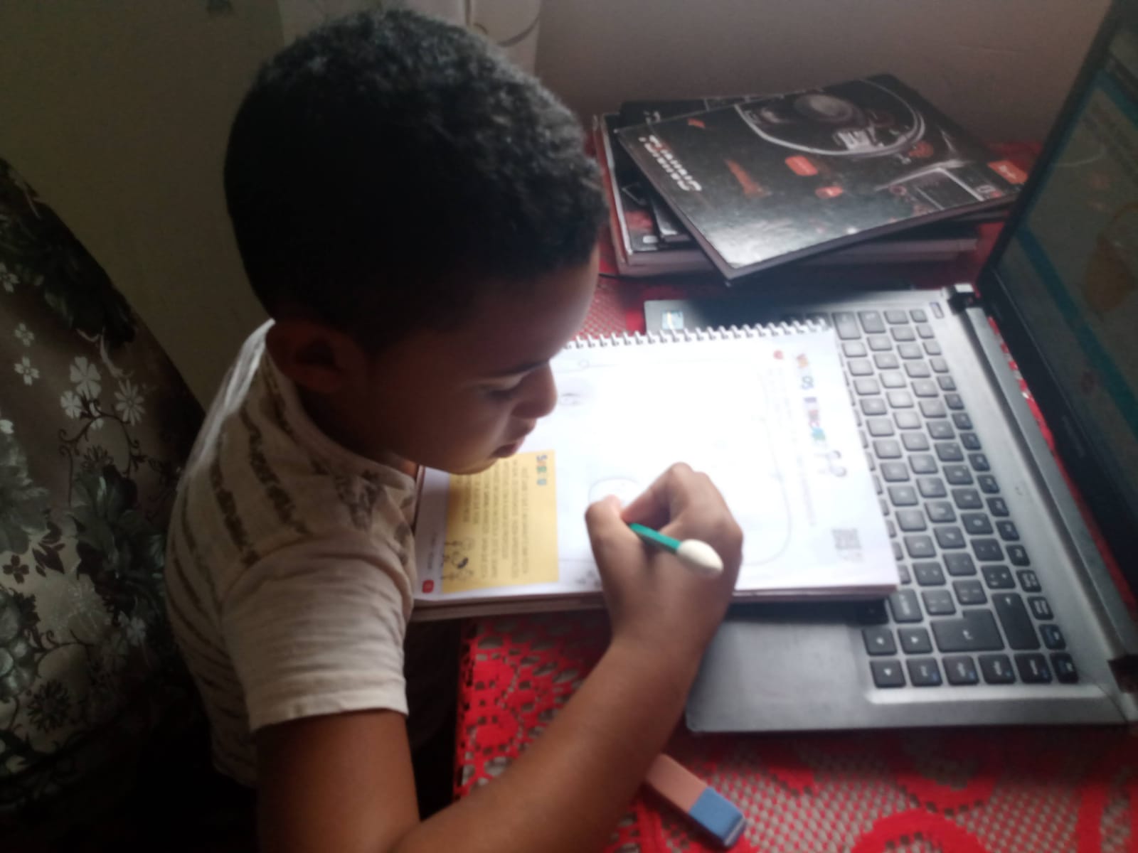 Durante o ano de 2021 o pequeno Arthur Oliveira, 8 anos, precisou do apoio da mãe para realizar as atividades escolares. Foto divulgação - Acervo Pessoal