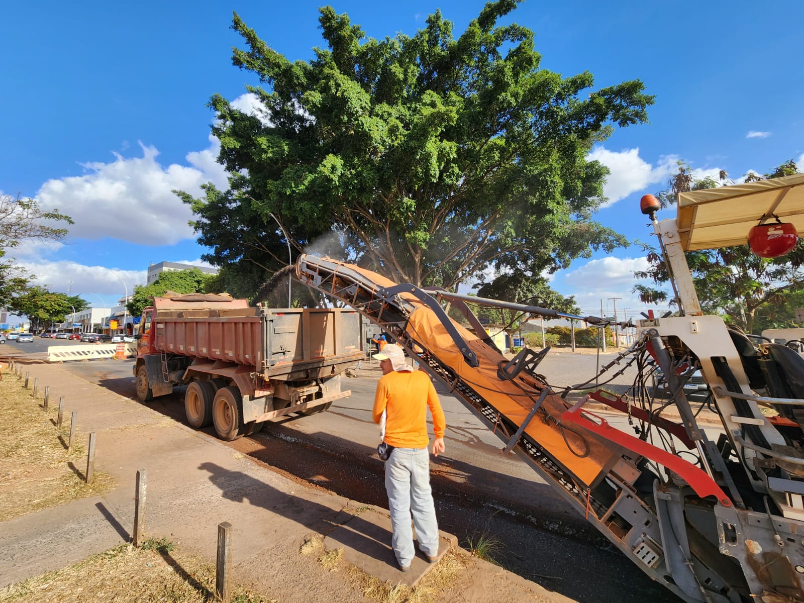 Avenida Comercial do Setor Oeste do Gama ganha nova pavimentação asfáltica