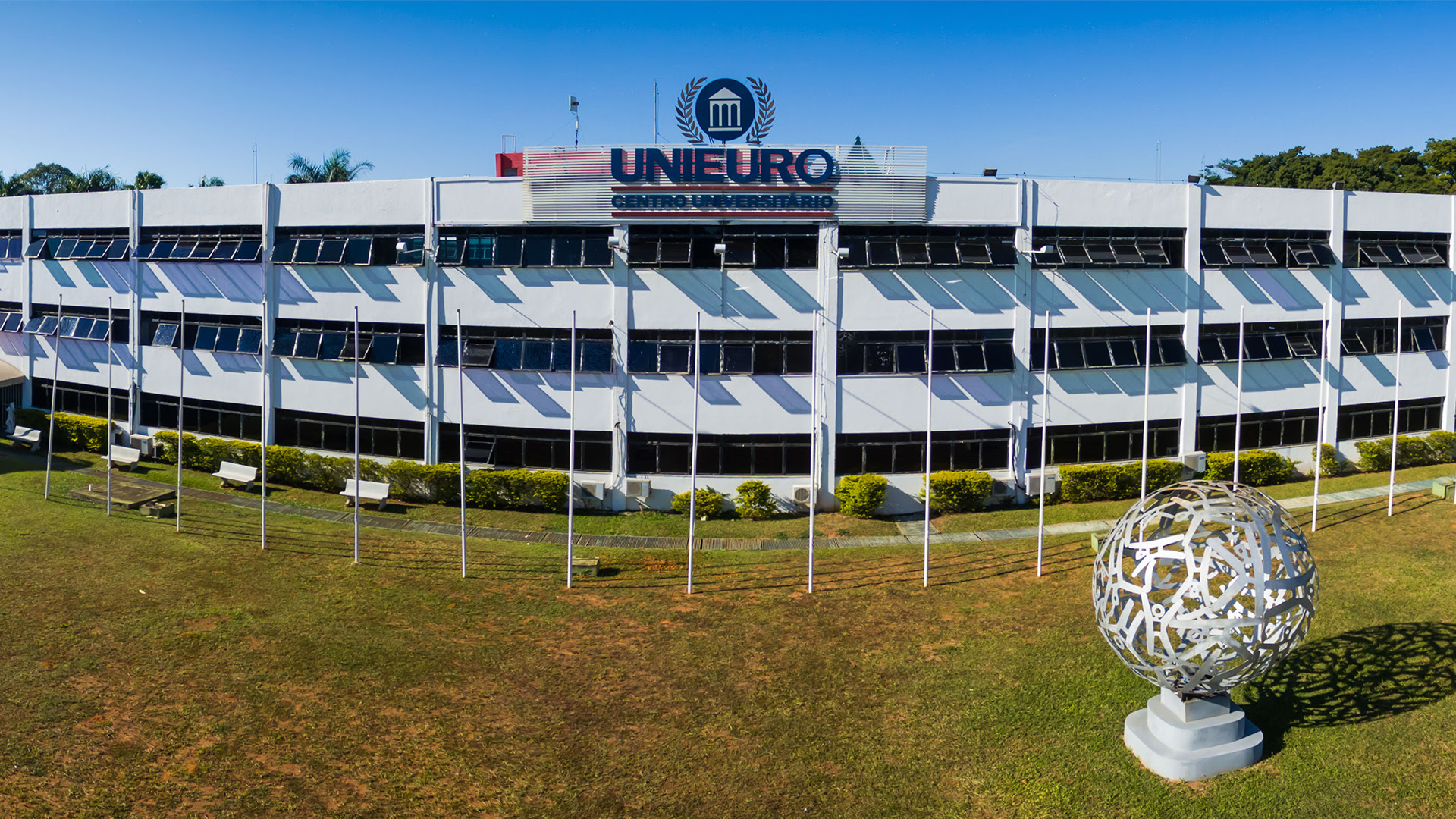 Curso gratuito ensina informática para idosos e estimula convivência entre gerações